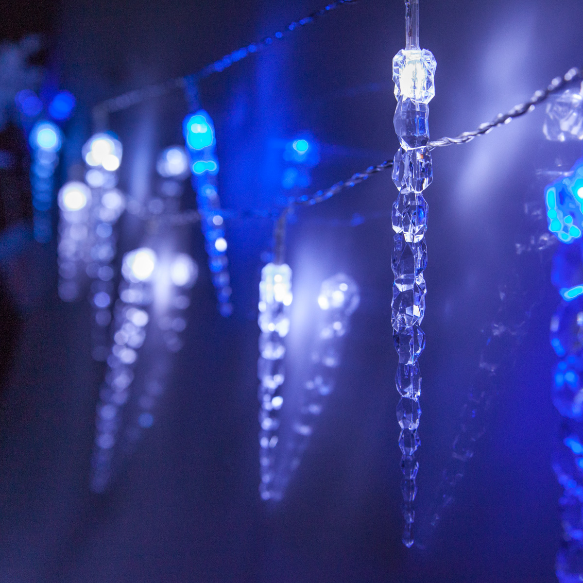 Blue and white led deals twinkle icicle lights